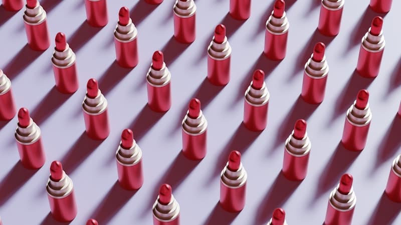 Lippenstiften opgesteld in een cosmeticadisplay