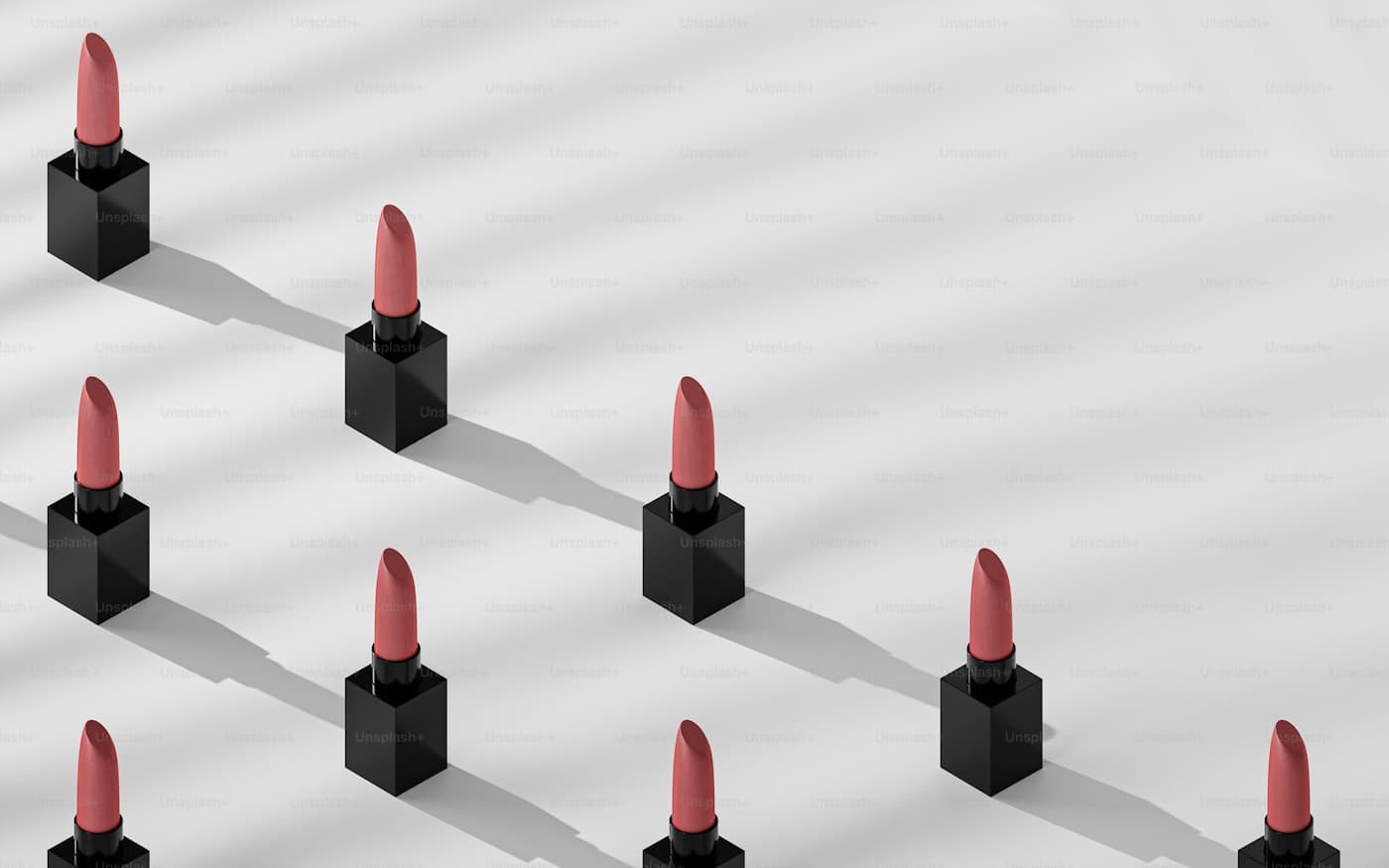 Lippenstiften opgesteld in een cosmeticadisplay